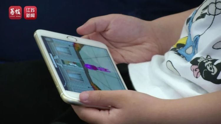 空调房里刷平板,泳池玩水不防护?医生:这些习惯正在毁掉孩子的眼睛 空调房里刷平板,泳池玩水不防护?医生:这些习惯正在毁掉孩子的眼睛