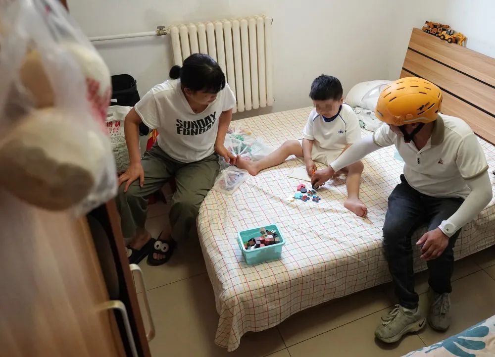 14岁女孩遭恶意别车，外卖小哥出手了！他的故事让人泪目