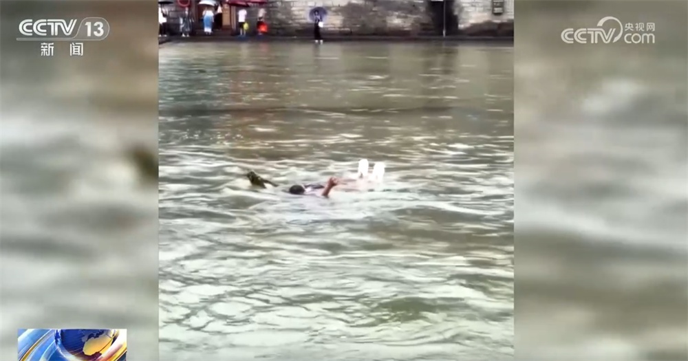 遇到他人落水如何正确施救？不慎落水如何自救？这份防溺水指南请收藏↓