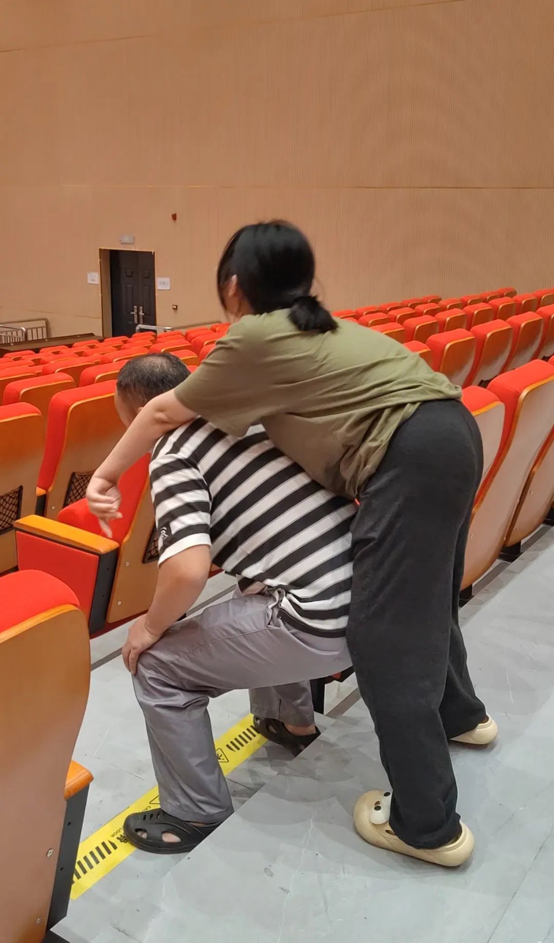 泪目！柳州父亲背女求学12年，却不能陪她上大学了