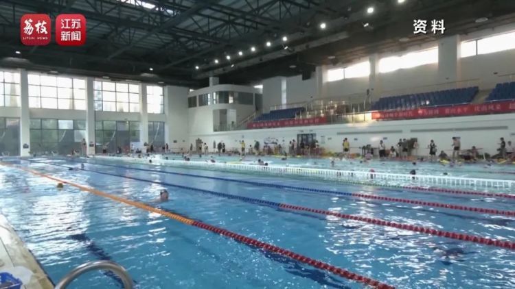 空调房里刷平板,泳池玩水不防护?医生:这些习惯正在毁掉孩子的眼睛 空调房里刷平板,泳池玩水不防护?医生:这些习惯正在毁掉孩子的眼睛