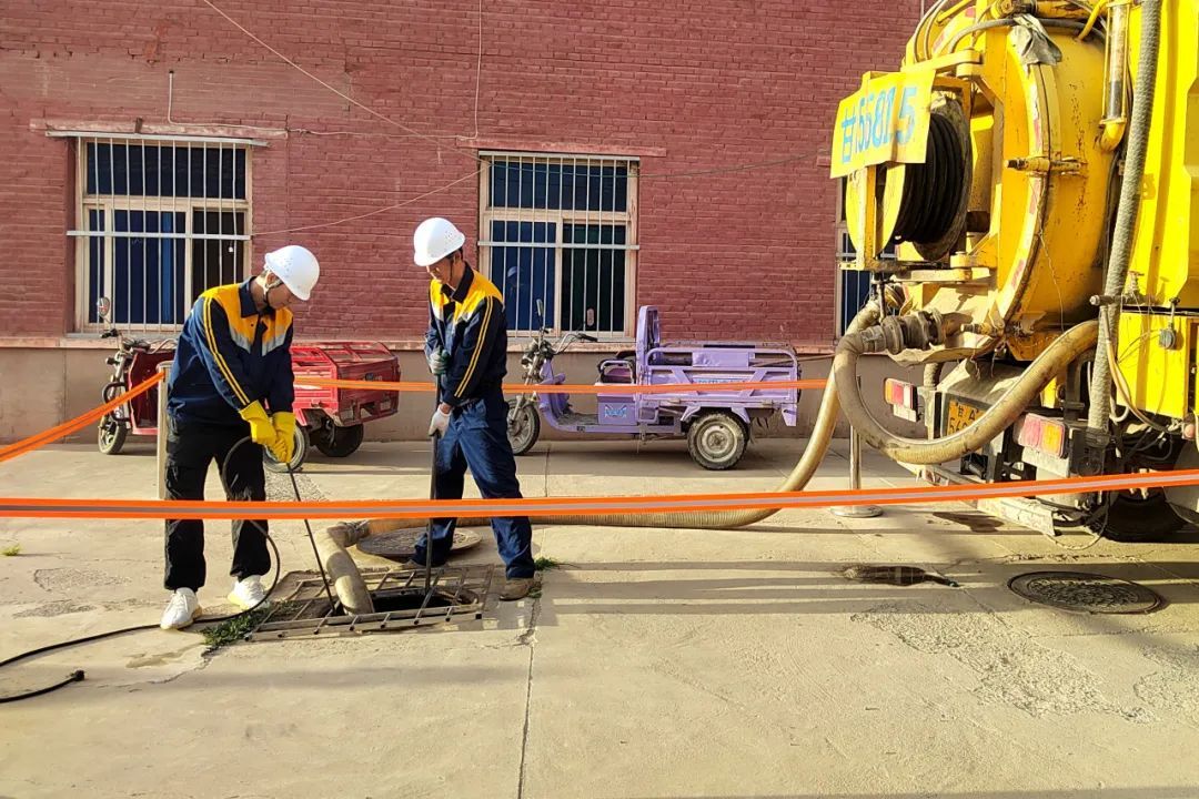 高速公路上汽车起火,铁路作业车秒变“消防车”! 高速公路上汽车起火,铁路作业车秒变“消防车”!