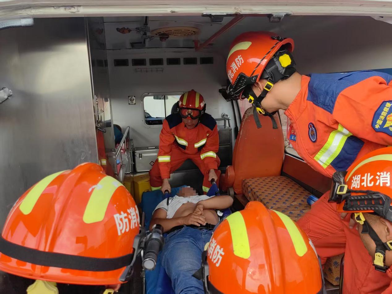 塔吊司机42米高空作业中暑昏迷 武汉消防紧急营救
