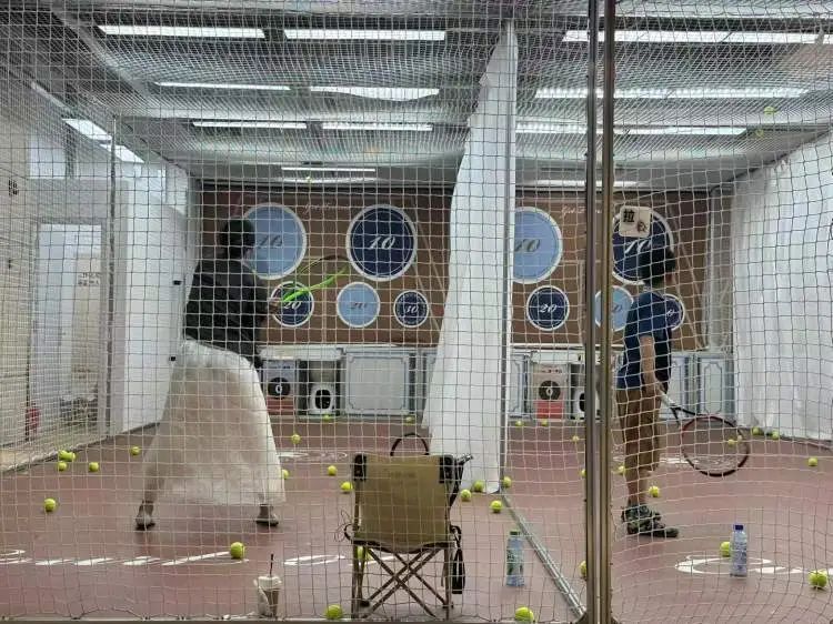 i人狂喜！24小时挥拍自由无需搭子，上海涌现网球自习室！资深球友建议：先入门再尝试