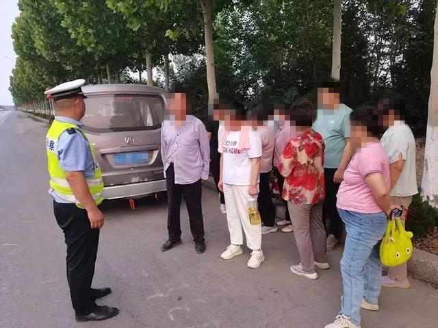 临邑7座车硬塞11人！司机狡辩‘挤挤就到’，交警怒罚200元扣6分！