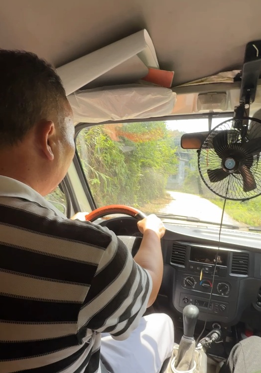 泪目！柳州父亲背女求学12年，却不能陪她上大学了