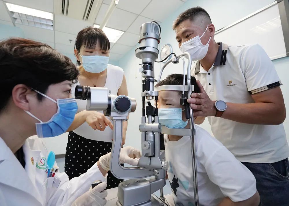 14岁女孩遭恶意别车，外卖小哥出手了！他的故事让人泪目