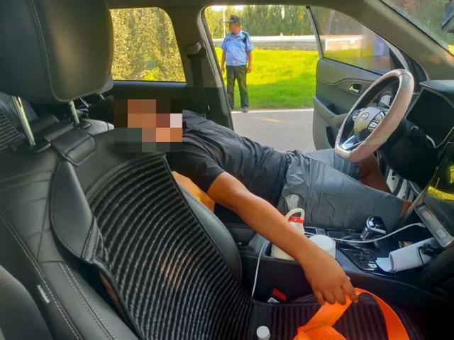 事发聊城黄河大堤!打开车门时他已瘫倒在座位上... 事发聊城黄河大堤!打开车门时他已瘫倒在座位上...