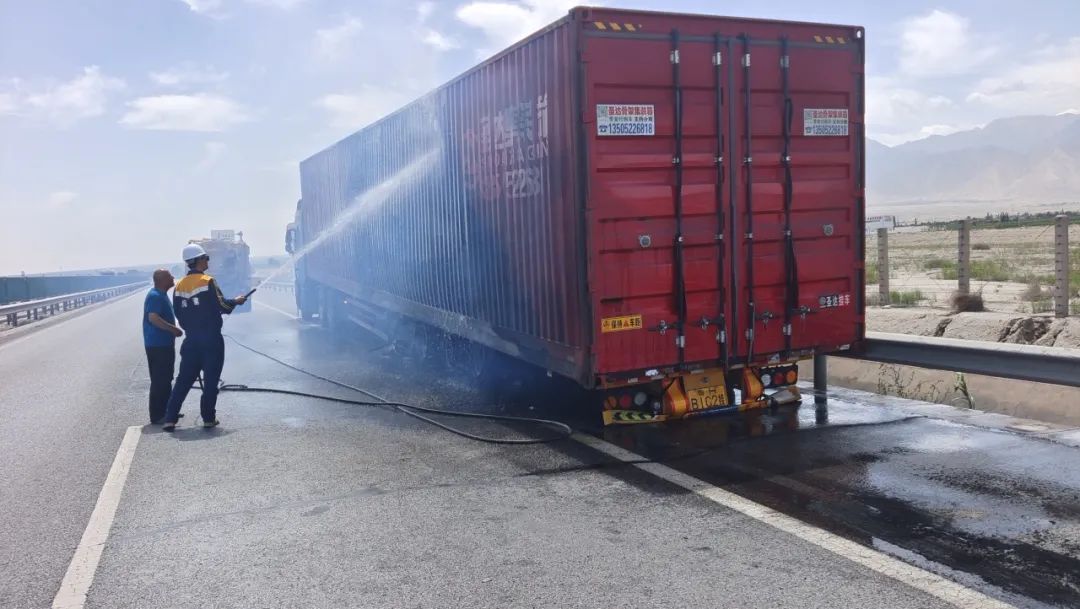 高速公路上汽车起火,铁路作业车秒变“消防车”! 高速公路上汽车起火,铁路作业车秒变“消防车”!