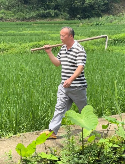 泪目！柳州父亲背女求学12年，却不能陪她上大学了