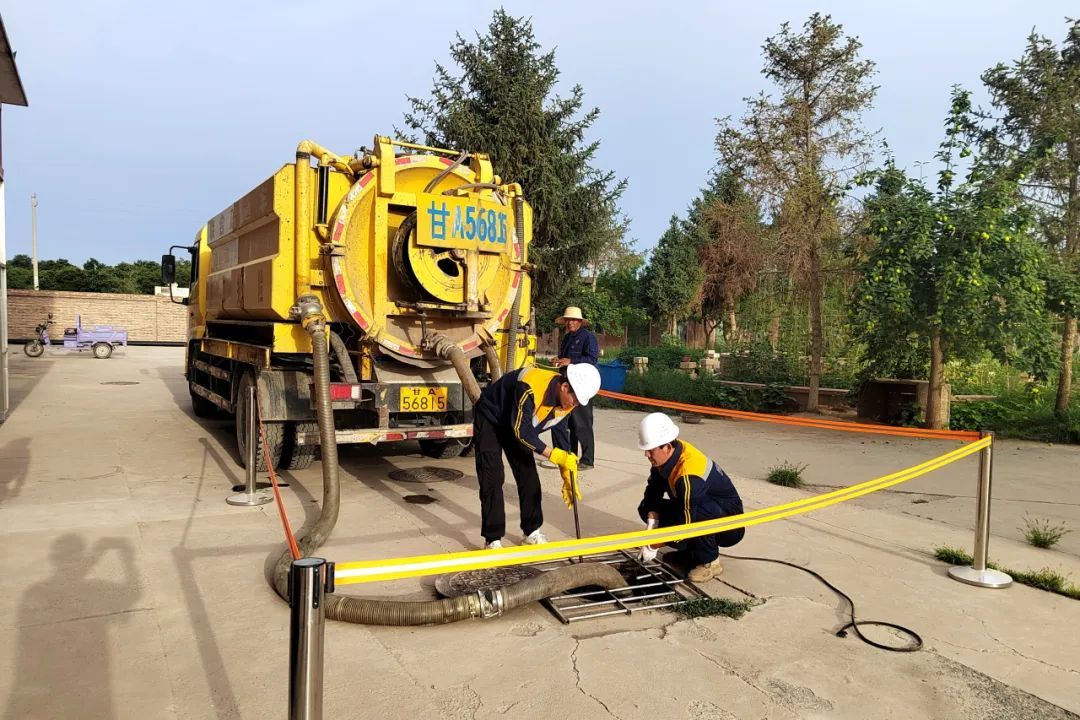 高速公路上汽车起火,铁路作业车秒变“消防车”! 高速公路上汽车起火,铁路作业车秒变“消防车”!