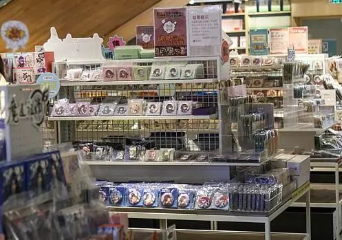 女孩因囤积大量“吧唧”被送医急救！警惕，家中这些物品暗藏“毒源”