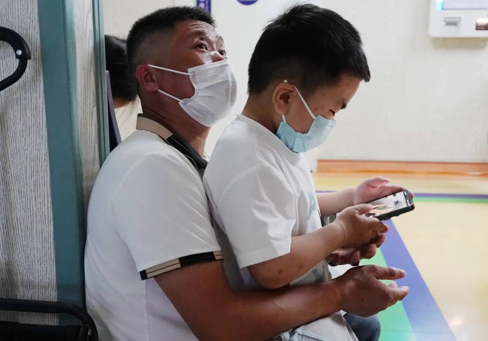 14岁女孩遭恶意别车，外卖小哥出手了！他的故事让人泪目