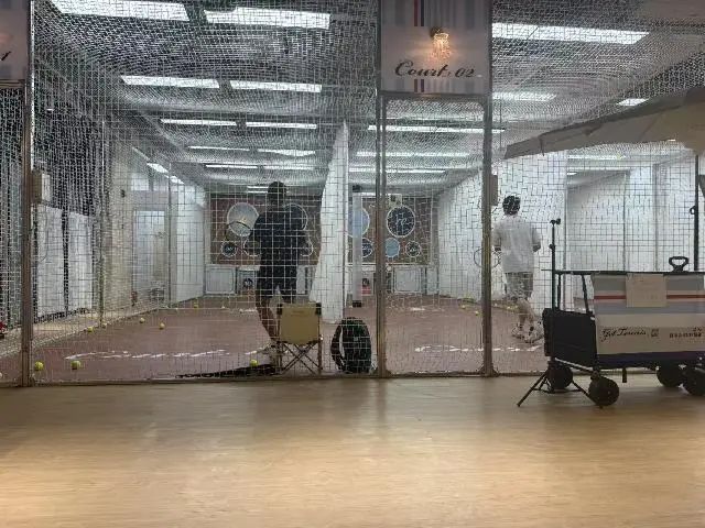 i人狂喜！24小时挥拍自由无需搭子，上海涌现网球自习室！资深球友建议：先入门再尝试