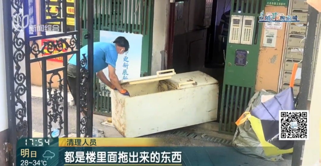 上海独居老人离世,留下满屋垃圾,装了460袋14车!背后的故事令人唏嘘 上海独居老人离世,留下满屋垃圾,装了460袋14车!背后的故事令人唏嘘