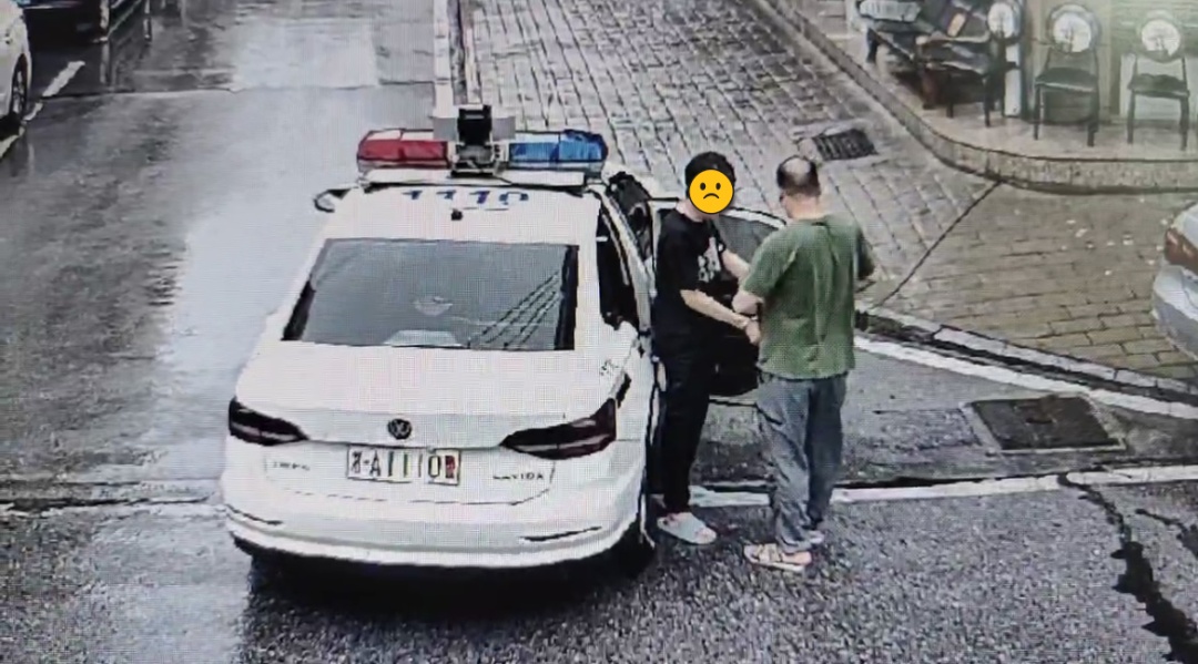 男子深夜张贴“小卡片”？长沙公安：抓！