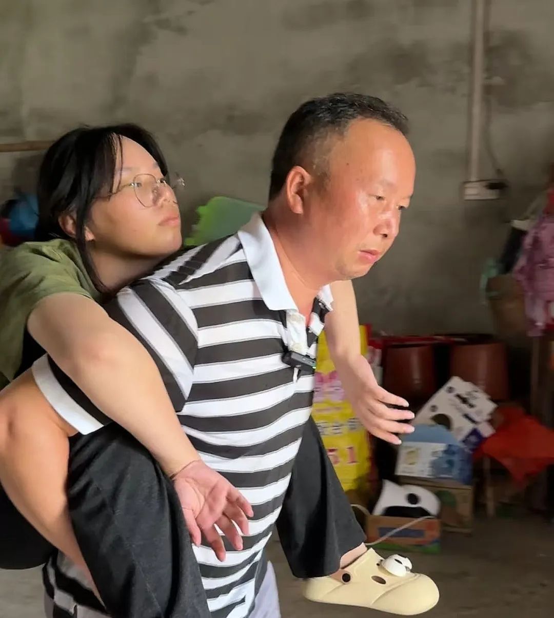 泪目！柳州父亲背女求学12年，却不能陪她上大学了