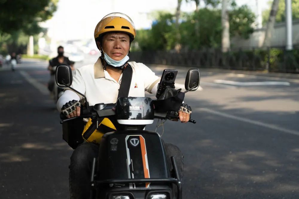 14岁女孩遭恶意别车，外卖小哥出手了！他的故事让人泪目