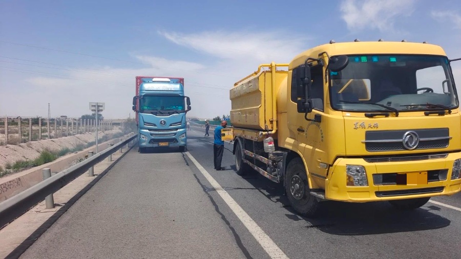 高速公路上汽车起火,铁路作业车秒变“消防车”! 高速公路上汽车起火,铁路作业车秒变“消防车”!