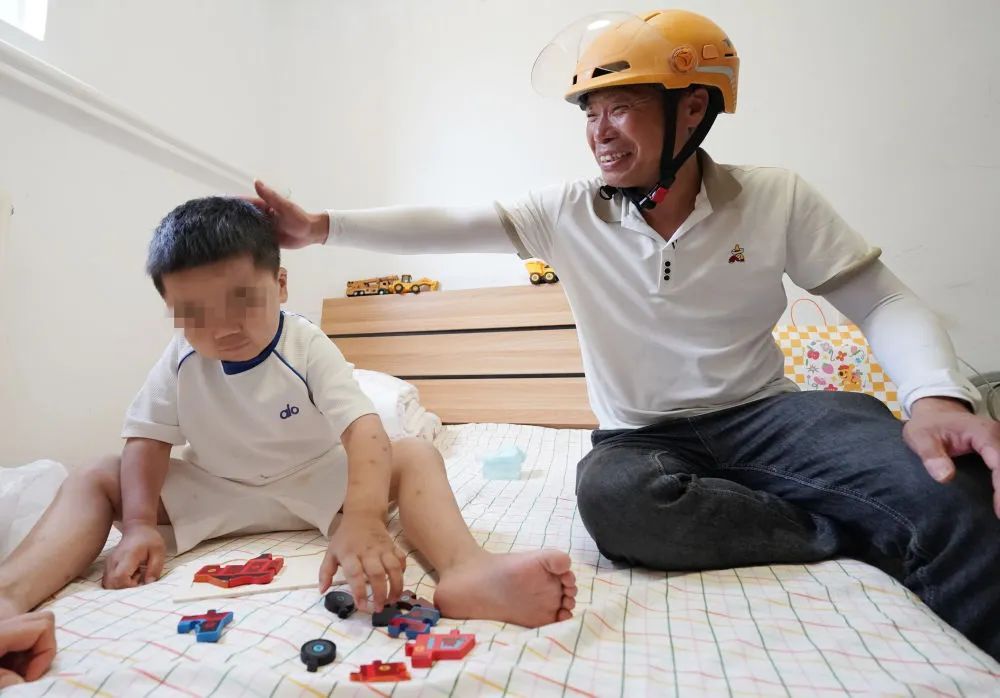 14岁女孩遭恶意别车，外卖小哥出手了！他的故事让人泪目