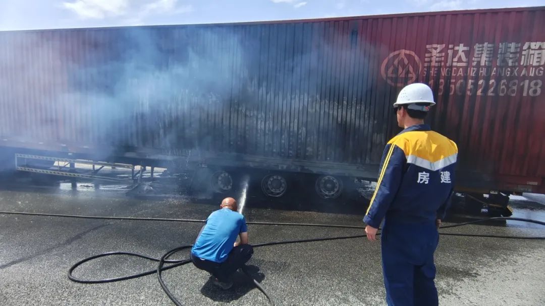 高速公路上汽车起火,铁路作业车秒变“消防车”! 高速公路上汽车起火,铁路作业车秒变“消防车”!