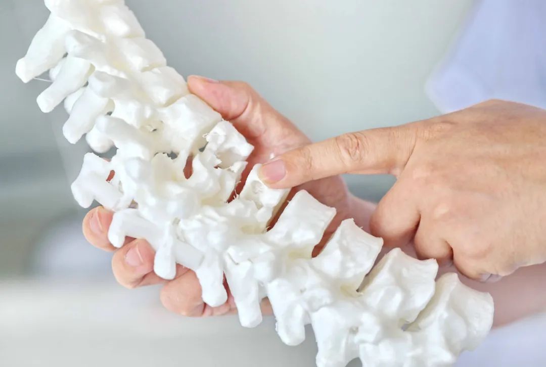 坚持补钙12年，仍骨质疏松？医生：忽略这些习惯，吃再多钙片也浪费