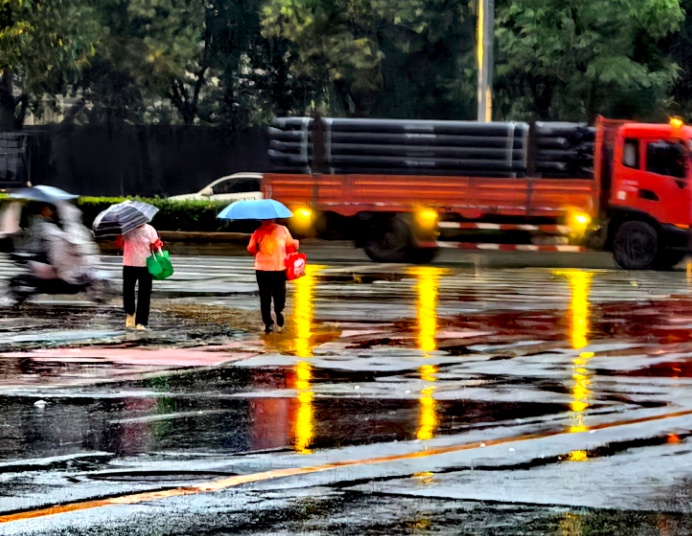 今晚北京西部、北部有暴雨，双休日避免前往山区