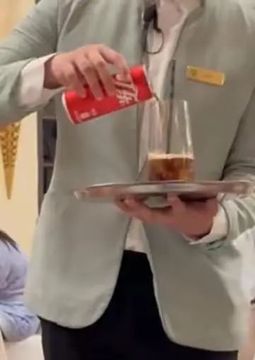 热搜第一！饭店将3元罐装可乐倒入杯中以50元售卖，合法吗？律师解读→