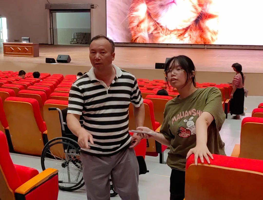 泪目！柳州父亲背女求学12年，却不能陪她上大学了