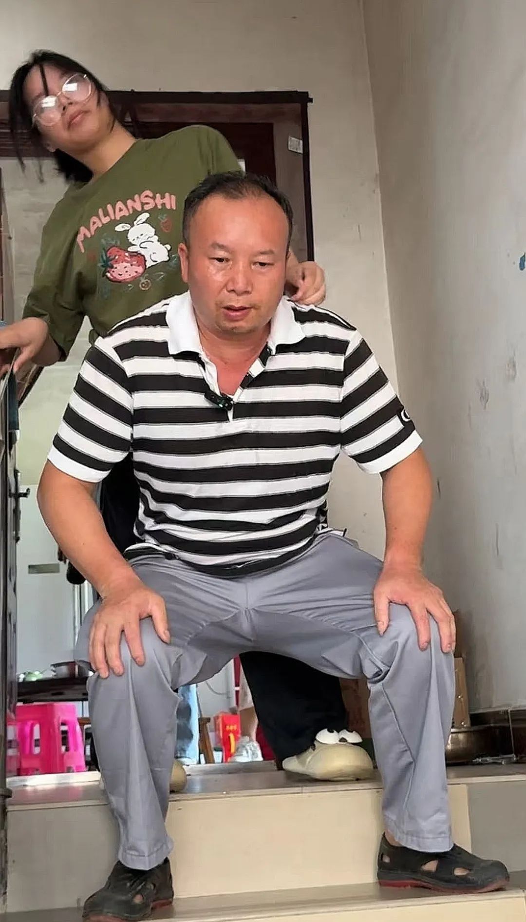 泪目！柳州父亲背女求学12年，却不能陪她上大学了