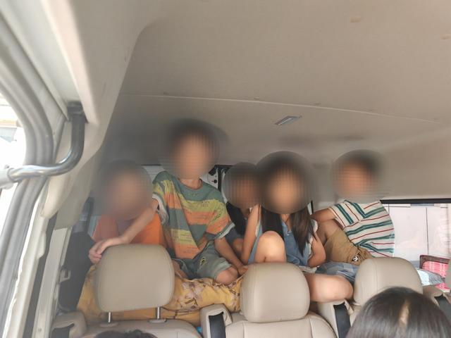 临邑7座车硬塞11人！司机狡辩‘挤挤就到’，交警怒罚200元扣6分！