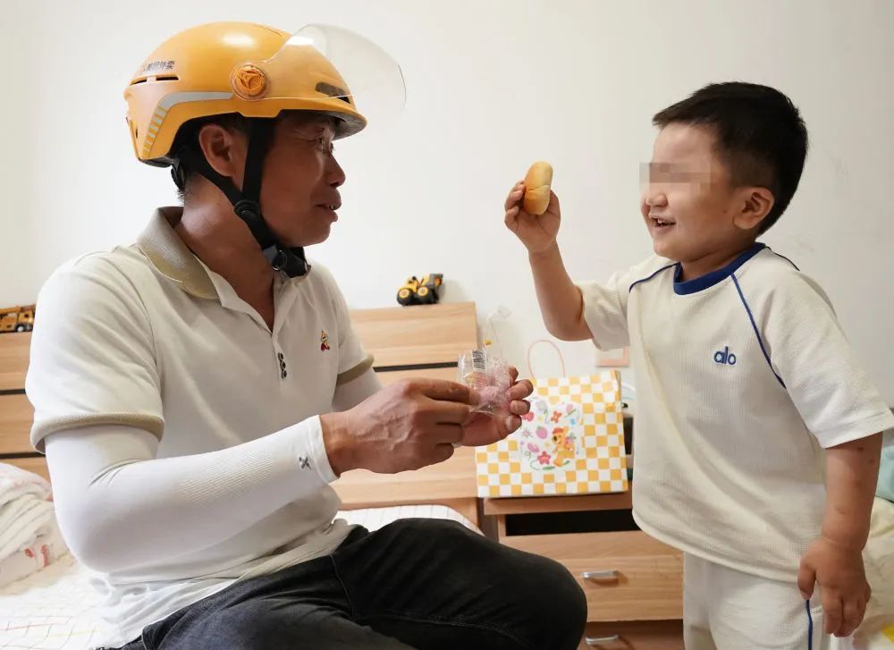 14岁女孩遭恶意别车，外卖小哥出手了！他的故事让人泪目