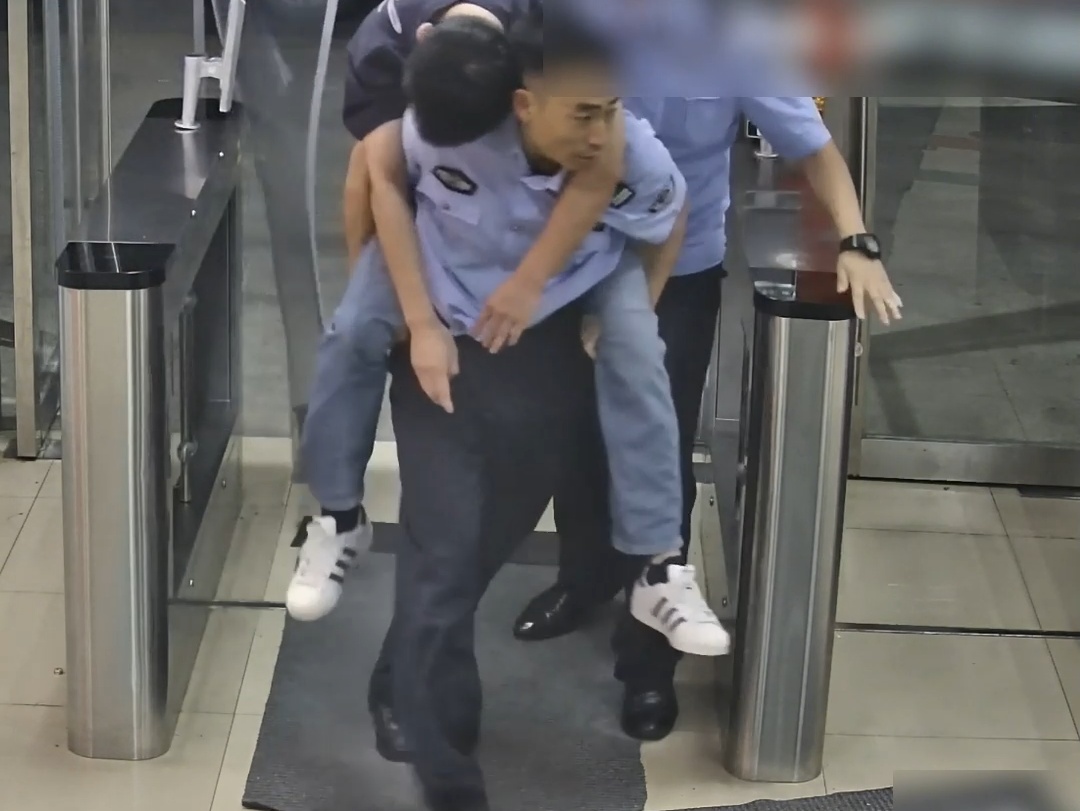 "生死时速" 深夜街头民警背人狂奔…… "生死时速" 深夜街头民警背人狂奔……