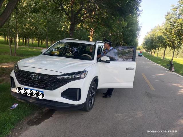 事发聊城黄河大堤!打开车门时他已瘫倒在座位上... 事发聊城黄河大堤!打开车门时他已瘫倒在座位上...