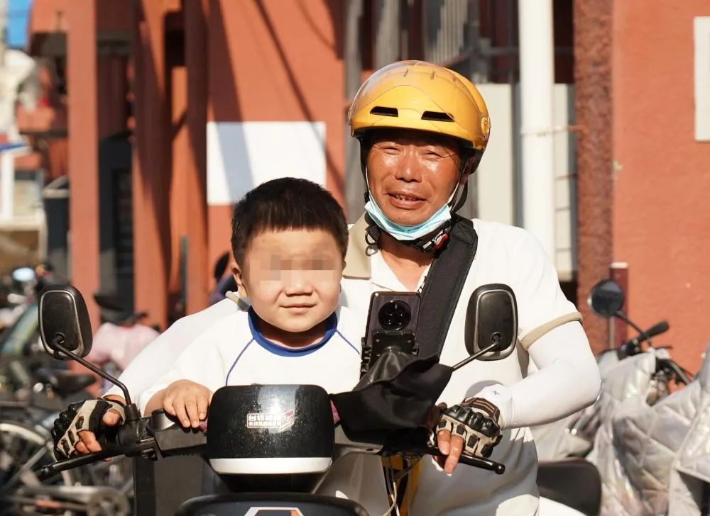 14岁女孩遭恶意别车，外卖小哥出手了！他的故事让人泪目