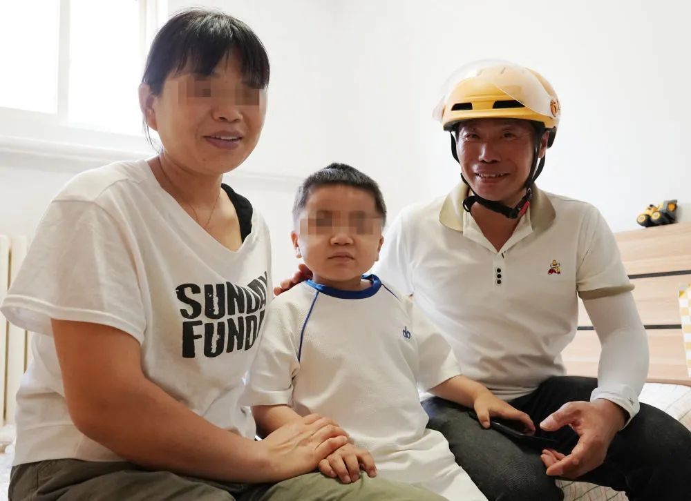 14岁女孩遭恶意别车，外卖小哥出手了！他的故事让人泪目