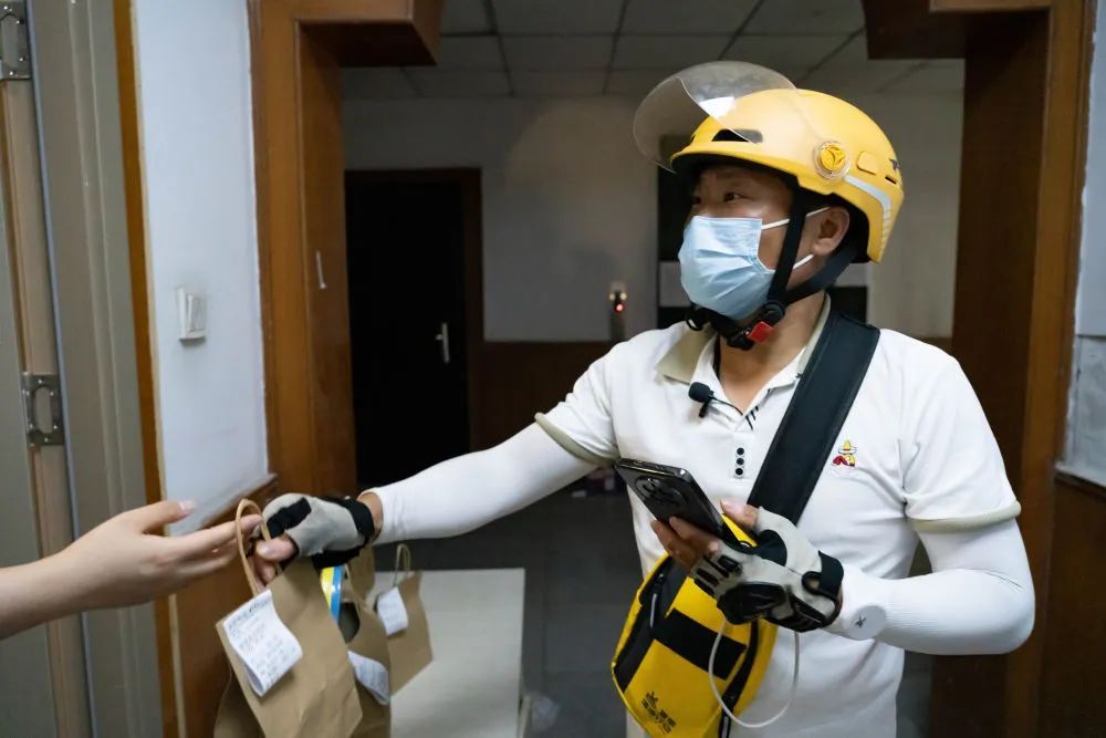 14岁女孩遭恶意别车，外卖小哥出手了！他的故事让人泪目