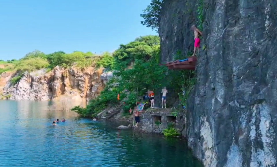 水下机器人实拍长沙网红野泳矿坑，画面令人心惊！救援人员：若溺水，救援非常困难！