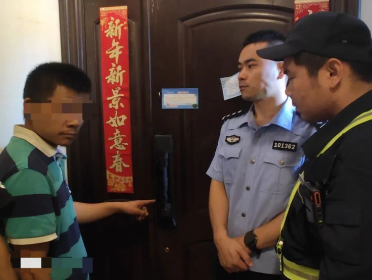 夜深人静，“朋友”带着开锁匠进了她家……