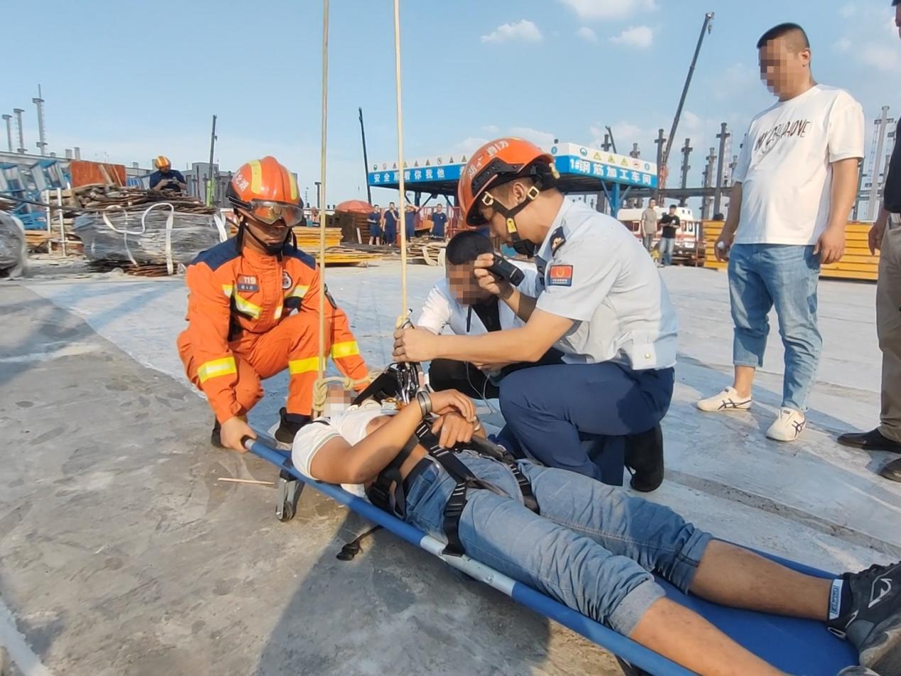 塔吊司机42米高空作业中暑昏迷 武汉消防紧急营救