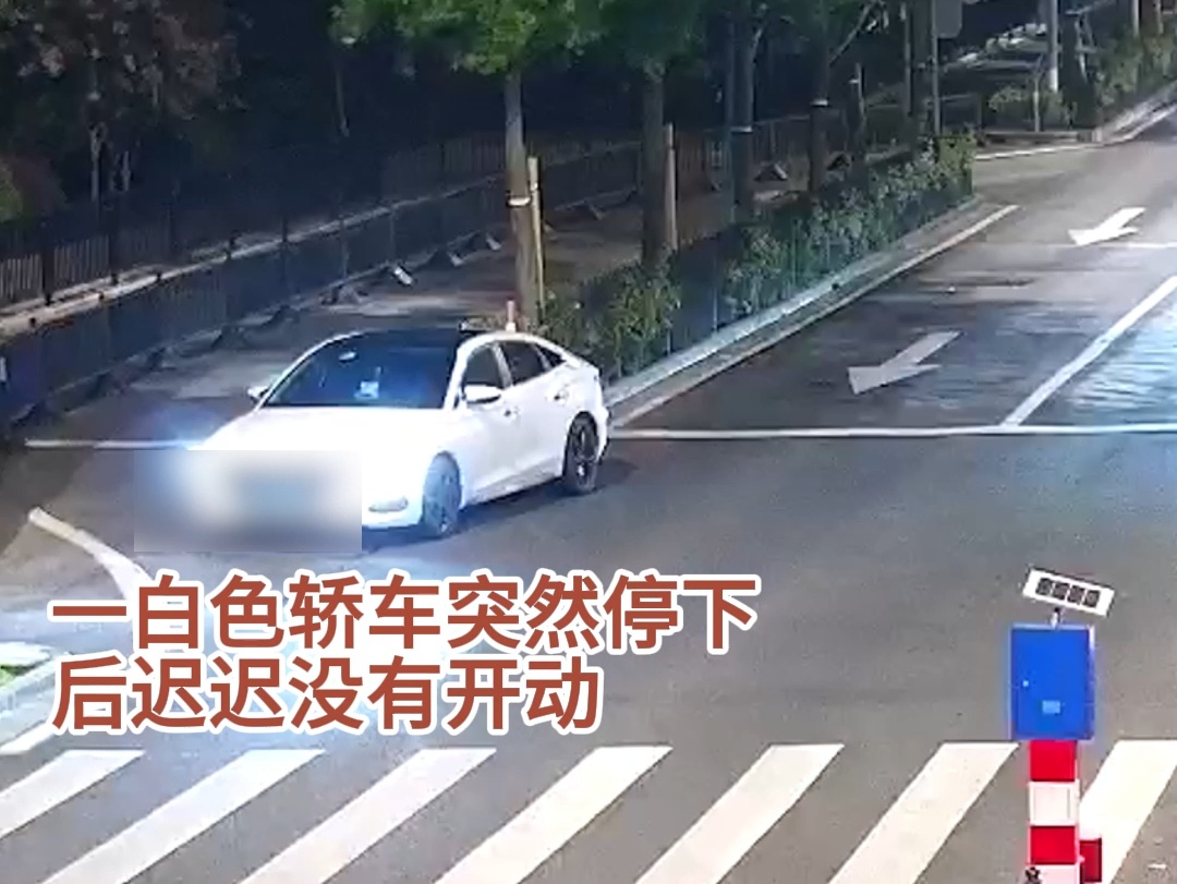 "生死时速" 深夜街头民警背人狂奔…… "生死时速" 深夜街头民警背人狂奔……