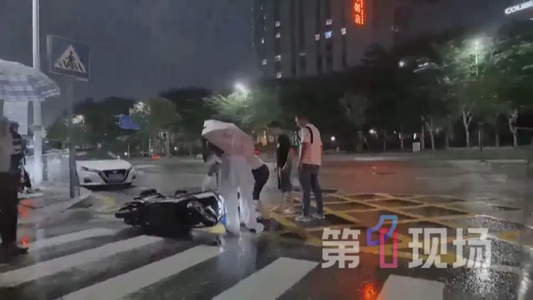 女子当街昏厥，“呼吸和心跳都没了”！幸好有他们……