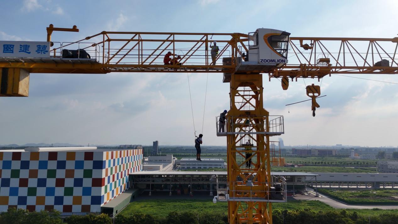 塔吊司机42米高空作业中暑昏迷 武汉消防紧急营救