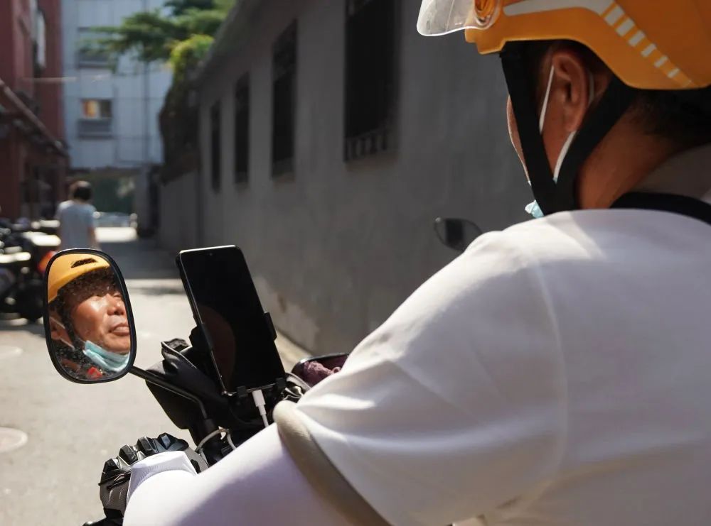 14岁女孩遭恶意别车，外卖小哥出手了！他的故事让人泪目