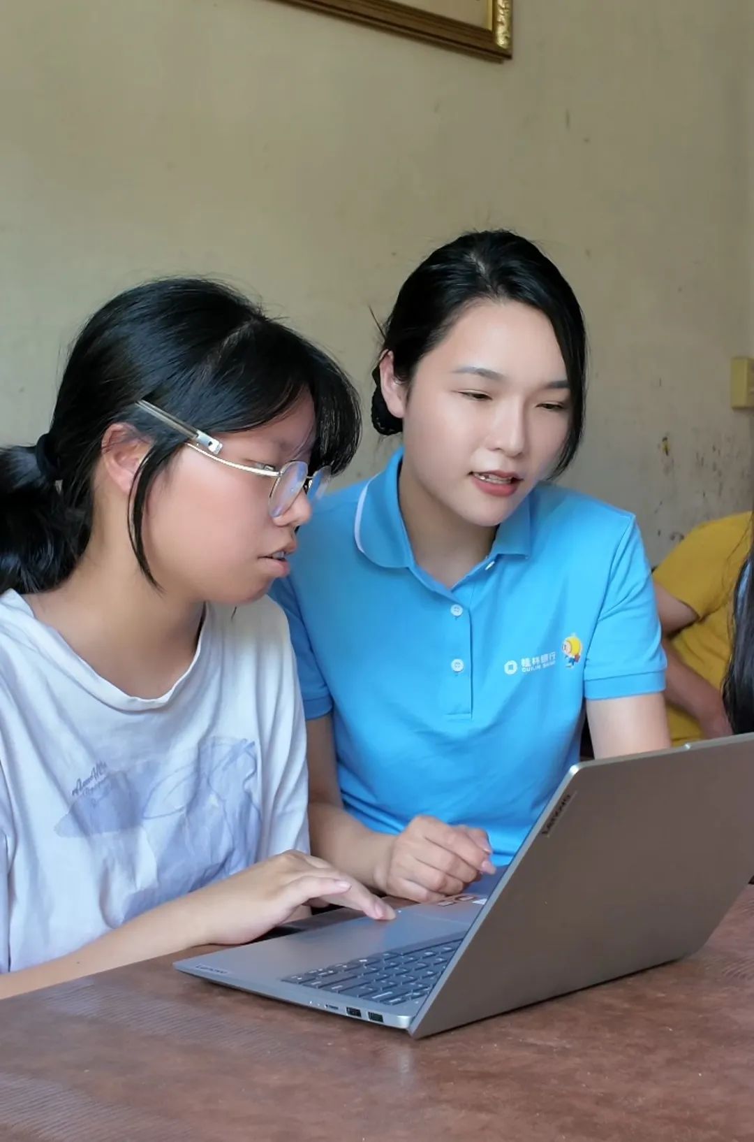 泪目！柳州父亲背女求学12年，却不能陪她上大学了