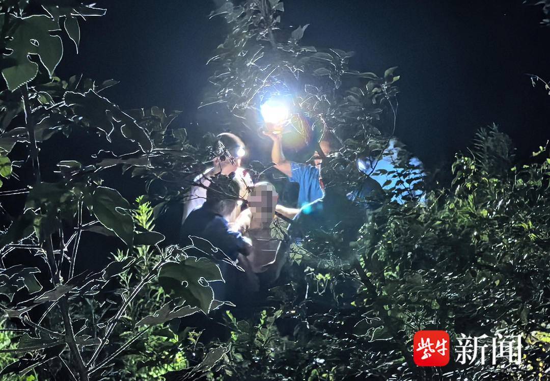 九旬老人身陷泥潭遇险，警方6小时生死营救