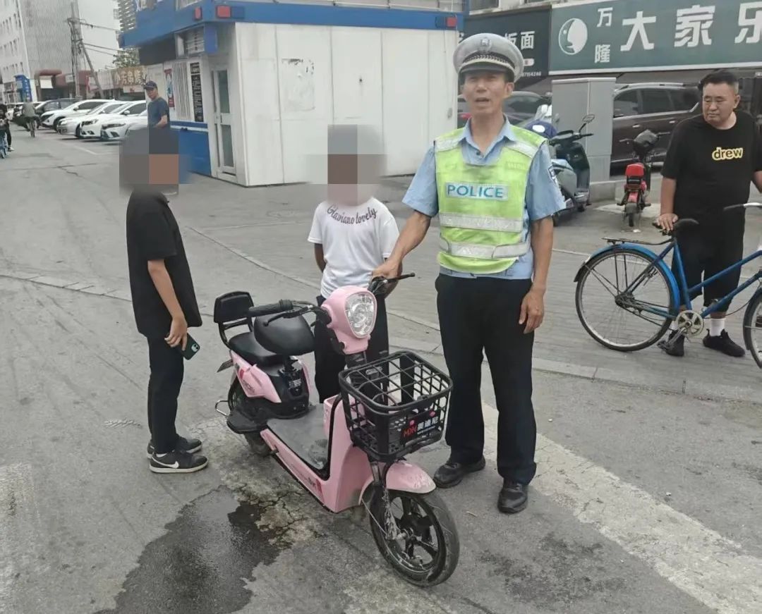 11岁骑电动自行车,后座还带了一个…… 11岁骑电动自行车,后座还带了一个……