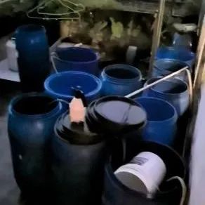 阳台堆满10多桶积水!出租屋藏 “蚊虫摇篮” 还拒配合?切勿抱有侥幸心理…… 阳台堆满10多桶积水!出租屋藏 “蚊虫摇篮” 还拒配合?切勿抱有侥幸心理……