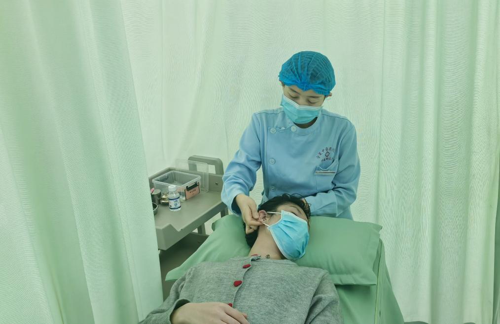 “三伏天”湿热交织 医生提醒谨防“情绪中暑”