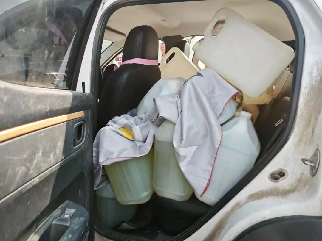 私家车拉着19桶汽油穿梭在合肥市区，嫌疑人被依法刑事拘留！